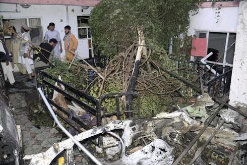 Un vehículo destruido se ve dentro de una casa tras un ataque con un dron estadounidense en Kabul, Afganistán.