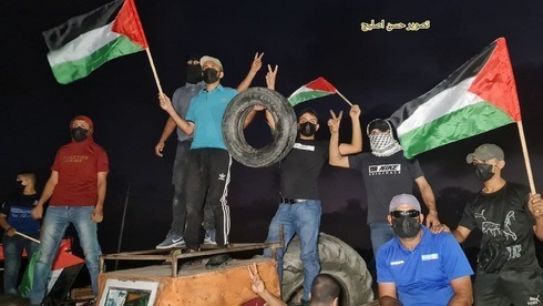 Protesta de palestinos a lo largo de la valla fronteriza entre Israel y Gaza el domingo.