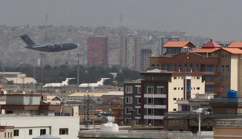 Un avión estadounidense parte desde el aeropuerto de Kabul durante la retirada de las tropas de Afganistán el lunes.