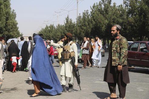 Combatientes talibanes en los alrededores del aeropuerto tras el atentado suicida perpetrado por Estado Islámico.