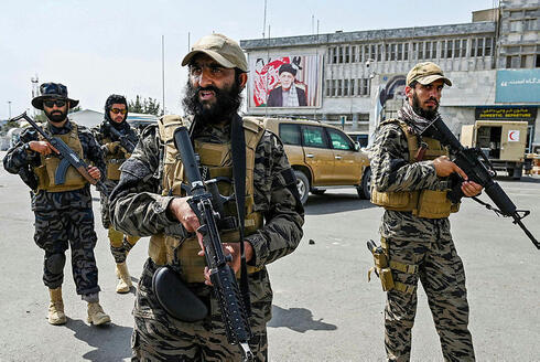 Combatientes talibanes custodian el aeropuerto de Kabul.