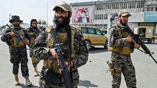 Combatientes talibanes custodian el aeropuerto de Kabul.