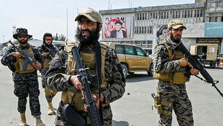Combatientes talibanes custodian el aeropuerto de Kabul.