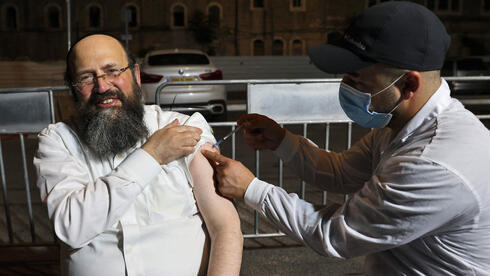 Un ciudadano israelí recibe la tercera dosis de la vacuna en Jerusalem. 
