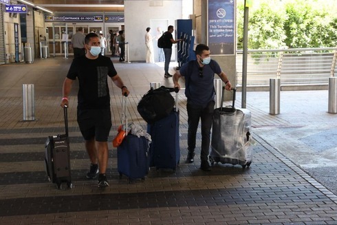 Viajeros con mascarillas en el Aeropuerto Ben Gurion. 