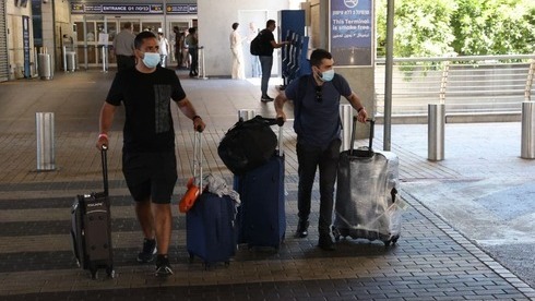 Viajeros con mascarillas en el Aeropuerto Ben Gurion. 