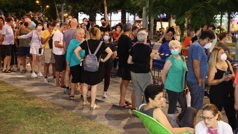 Personas esperan en la plaza Dizengoff, de Tel Aviv, para recibir la tercera dosis de la vacuna contra el coronavirus. 