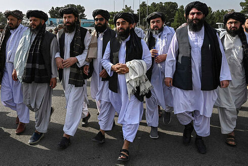 Altos mandos del Talibán ingresan al aeropuerto de Kabul el martes tras la retirada de las tropas estadounidenses. 