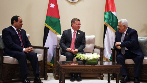 El rey de Jordania Abdullah II, el presidente palestino Mahmoud Abbas y el presidente de Egipto Abdel Fattah el-Sisi. 