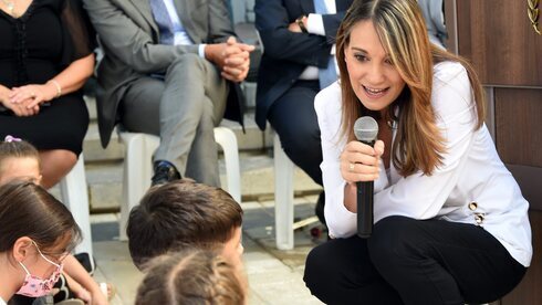 La ministra de Educación, Yifat Shasha Biton, visita una escuela en Yeruham. 