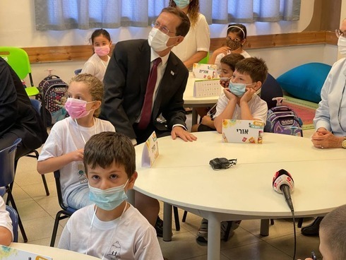 El presidente Isaac Herzog visita una escuela de Modiin el primer día de clases. 