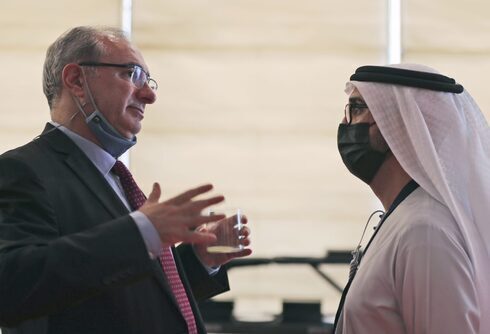 El posible nuevo embajador de Israel en Bahréin, Eitan Na'eh, habla con un funcionario emiratí durante el Foro Global de Inversiones en Dubai. 
