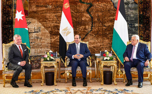 Los tres mandatarios, reunidos en la cumbre trilateral de El Cairo. 