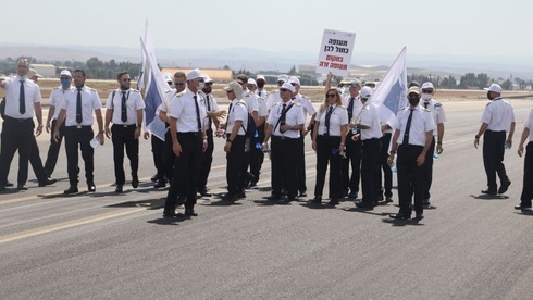 Los trabajadores del sector de la aviación protestan en el Aeropuerto Ben Gurion. 