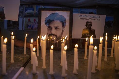 Periodistas en Nueva Delhi, India, encienden velas y rinden homenaje al fotógrafo de Reuters, el danés Siddiqui, asesinado en Afganistán cubriendo enfrentamientos entre los talibanes y las fuerzas de seguridad afganas. 