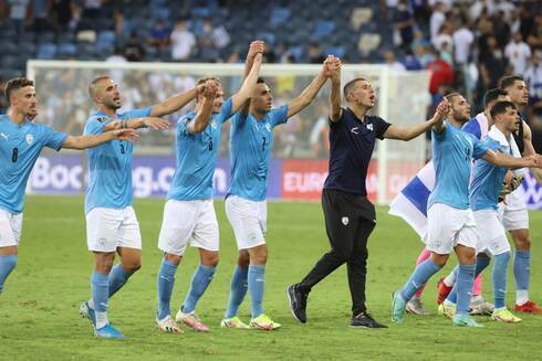 Festejo de la selección israelí tras la victoria. 