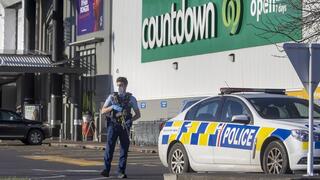 Un policía monta guardia fuera del supermercado de Auckland donde fue perpetrado el ataque.