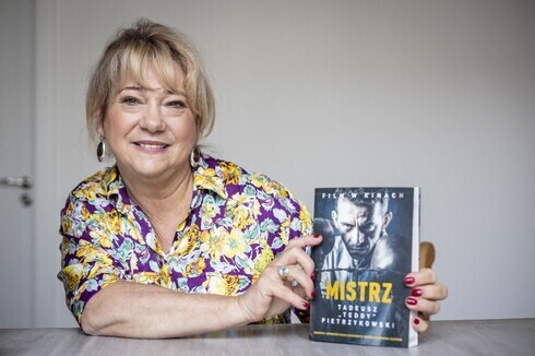 Eleonora Szafran, hija del boxeador de Auschwitz Tadeusz Pietrzykowski, presenta el libro con la historia de su padre. (AFP) Eleonora Szafran, hija del boxeador de Auschwitz Tadeusz Pietrzykowski, presenta el libro con la historia de su padre.
