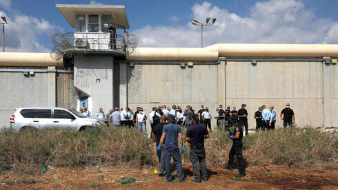 Policías israelíes fuera de la prisión de Gilboa.