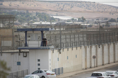 Un guardia en la prisión de Gilboa tras el escape de los seis terroristas.