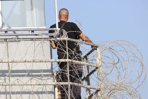 Un guardia de seguridad en la cárcel de Gilboa tras la fuga de los terroristas. 