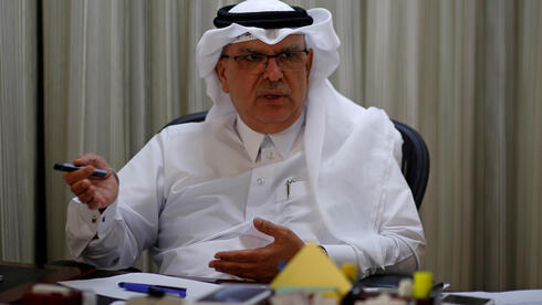 El enviado qatarí Mohammed Al-Emadi gesticula durante una entrevista con Reuters en la ciudad de Gaza.
