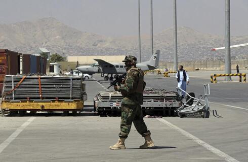 Un soldado talibán camina en la pista del Aeropuerto Internacional de Kabul. 