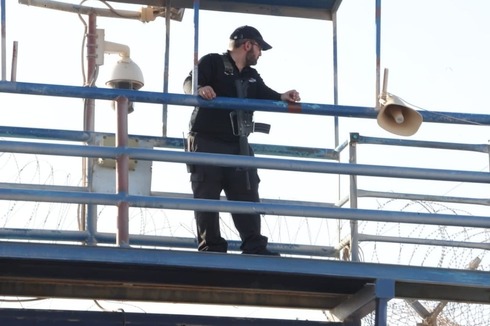 Un guardia de la prisión de Gilboa tras la fuga de los terroristas.