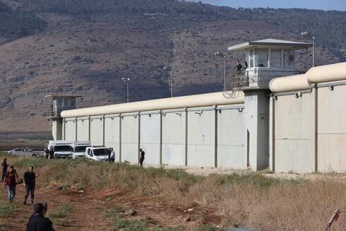 Fuerzas israelíes fuera de la prisión de Gilboa.