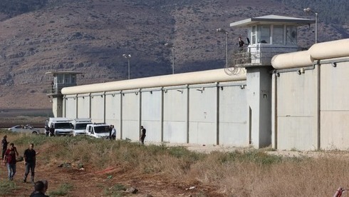 Fuerzas israelíes fuera de la prisión de Gilboa.