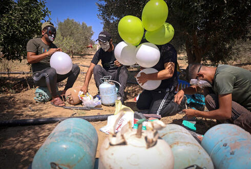 Escuadrón terrorista infla globos incendiarios para que exploten en Israel. 