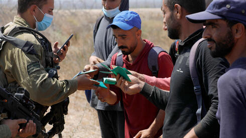 Las fuerzas israelíes realizan registros cerca de Jenín.