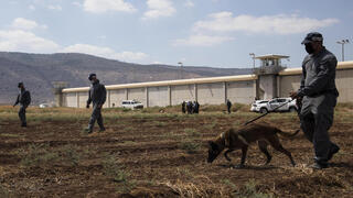 Fuerzas israelíes buscan a los terroristas tras la fuga.