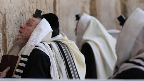 Judíos ultraortodoxos rezan en el Muro de los Lamentos. 