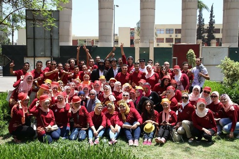 Asma Alatwi con un grupo de estudiantes en el día de su graduación. (Cortesía de Asma Alatwi) Asma Alatwi con un grupo de estudiantes en el día de su graduación.