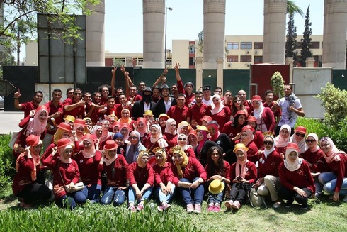  Asma Alatwi con un grupo de estudiantes en el día de su graduación.