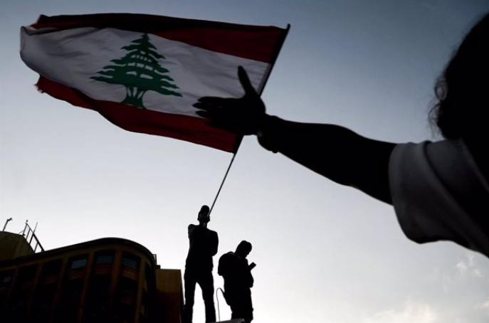 Manifestantes ondean la bandera nacional durante una protesta antigubernamental en el centro de Beirut. 