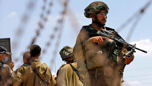 Soldados israelíes buscan a los terroristas que se fugaron de una prisión de máxima seguridad. 