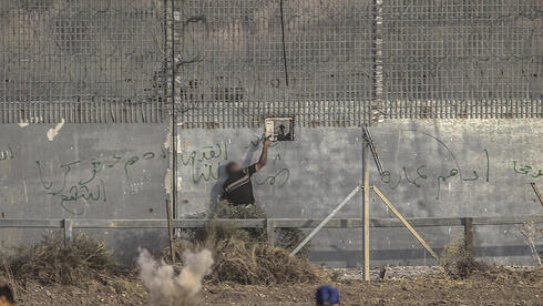 Momento en que un palestino armado dispara a través de la valla para herir mortalmente a un soldado israelí. 