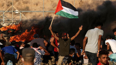Militantes palestinos participan de los disturbios de acoso a Israel en la frontera. (AFP) Militantes palestinos participan de los disturbios de acoso a Israel en la frontera.