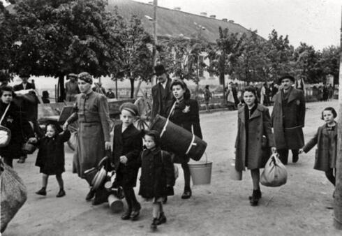 Judíos deportados de Stropkov, Eslovaquia en mayo de 1942. 