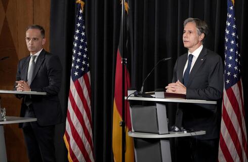 El secretario de Estado de Estados Unidos, Antony Blinken, a la derecha, y el ministro de Relaciones Exteriores de Alemania, Heiko Maas, hablan con los periodistas en Alemania. 