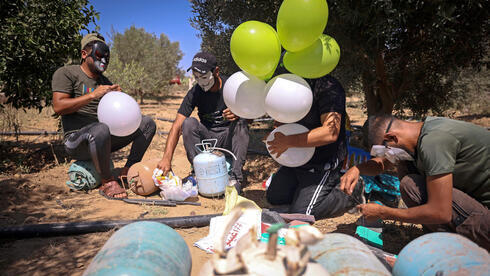 Preparación de globos incendiarios para lanzarlos sobre territorio israelí. 