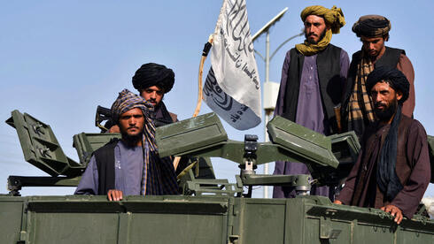 Combatientes talibanes durante un desfile de la victoria en Kandahar.  