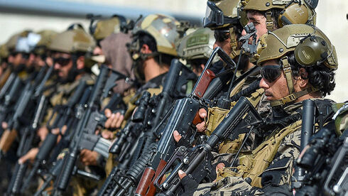 Combatientes talibanes después de tomar el control del aeropuerto de Kabul la semana pasada. 