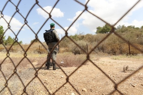Soldado israelí de guardia en un puesto de control de Cisjordania. 