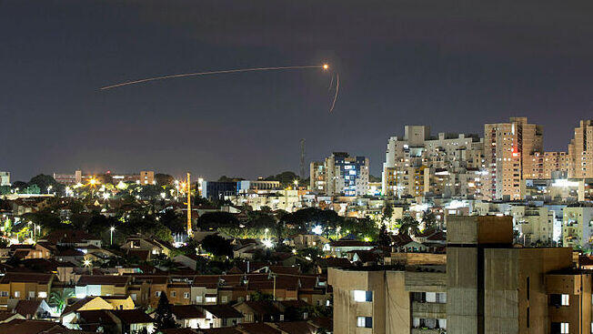 Un cohete disparado desde Gaza interceptado sobre Sderot el sábado. 
