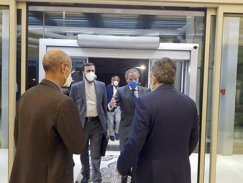 El director general del Organismo Internacional de Energía Atómica (OIEA), Rafael Mariano Grossi, segundo de la derecha, es recibido por el subdirector de la Organización para la Energía Atómica de Irán, Behrouz Kamalvandi, a la derecha, en el aeropuerto internacional Imán Jomeini en Teherán.