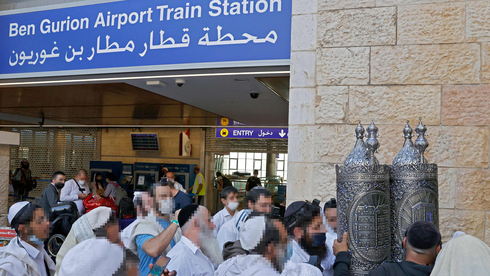 Peregrinos que regresan de Ucrania llegan al aeropuerto Ben Gurion, el 9 de septiembre de 2021. 