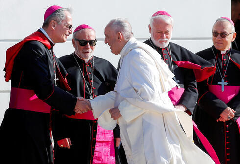 El papa Francisco estrecha la mano del arzobispo de Bratislava Stanislav Zvolensky. (Reuters) El papa Francisco estrecha la mano del arzobispo de Bratislava Stanislav Zvolensky.